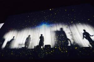 紗幕に映し出されたMaydayの5人©橋本塁(SOUND SHOOTER)