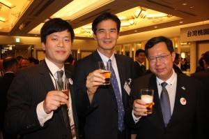 ９月７日の歓迎会にて。左からLamigoモンキーズの劉玠廷社長、千葉ロッテマリーンズの山室晋也社長、桃園市の鄭文燦市長