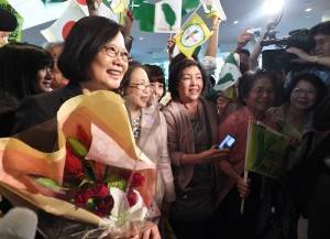 蔡英文接受僑民獻花，並表示此次訪日主要想要跟日本各方面進行意見交換