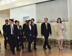 駐日代表沈斯淳（右２）到機場迎接民進黨主席，同時也是民進黨總統候選人蔡英文（右３）