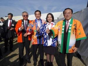 亞東關係協會會長李嘉進(右1)、台北市副市長周麗芳(右2)、駐大阪辦事處處長蔡明耀(左1)與愛媛縣縣長中村時廣合影