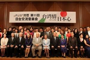 第11屆台日文化交流音樂會邀請13位台日音樂人合作演出,會後與貴賓一起合影