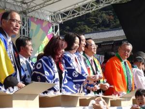 亞東關係協會會長李嘉進與台北市副市長周麗芳、臺北市溫泉發展協會理事長周水美應邀上台發放麻糬