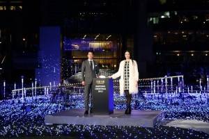 主演電影《杉原千畝》的唐澤壽明和小雪，出席東京中城聖誕點燈儀式