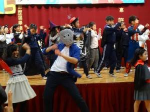 替代役教師段凱元帶上面具與學生合演熱舞