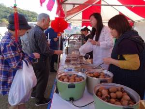 中華民國留日四國華僑總會攤位前人潮絡繹不絕