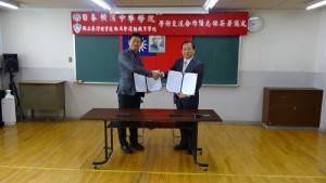 國立台灣體育運動大學進修推廣主任聶喬齡（左）代表該校運動教育學院，於１１月１４日和橫濱中華學院簽署合作備忘錄