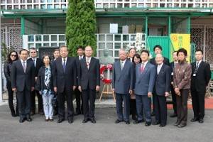 銘傳大學訪團特別向國父銅像獻花，駐橫濱辦事處處長粘信士（前排右４）特別出席與會