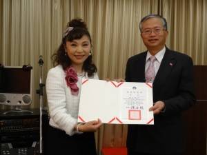 蔡處長代表僑委會頒發感謝狀,感謝僑務委員謝美香捐助僑生獎助學金