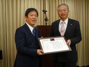 京都華僑總會會長魏禧之代表副會長黃俊清領取感謝狀