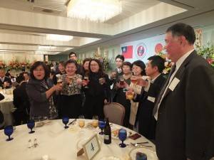 同協会理事らが各テーブルであいさつ