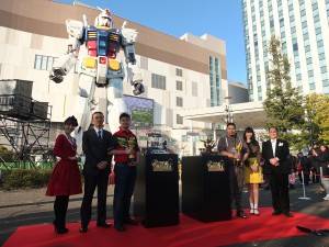 お台場のガンダム前で上位入賞者らが記念撮影