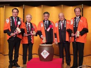 鏡開きをする台湾交通部観光局の謝謂君局長（左１）、日本旅行業協会の田川博己会長（右２）、台北駐日経済文化代表処の沈斯淳代表（右１）