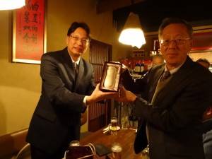 駐大阪辦事處新處長張仁久（左）贈神戶華僑總會會長陸超見面禮
