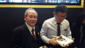 柯文哲贈簽名書予大阪中華總會會長洪勝信