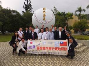 國立嘉義大學キャンパス内にある「天下の嘉農」モニュメント前にて（写真提供：草加高校・木田一彦校長）