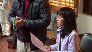 跟著爸爸來參拜的小朋友虔誠誦經