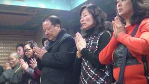 媽祖廟董事長詹德薰〈右3〉代表連昭惠〈右2〉與信眾們虔誠祝禱