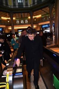 台北市長柯文哲參訪東京車站,體驗刷票進站(照片提供:台北市政府)