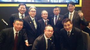台北市長柯文哲(後排右2)與駐大阪辦事處處長張仁久(後排右1)、大阪中華總會會長洪勝信(後排中央)及理事合影
