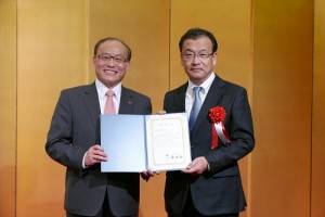 外貿協會秘書長黃文榮（左）頒贈感謝狀給交流協會專務理事舟町仁志