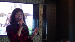 山梨台灣國際交流會副會長吳愛鈴現場獻唱