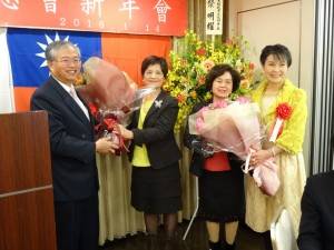 大阪中華總會婦女會新會長黃煜宜(左2)與前會長俞秀霞(右2)獻花感謝蔡處長伉儷
