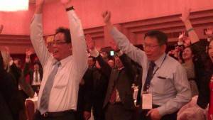 左：橫濱台灣同鄉會會長鄭尊仁與柯文哲市長高呼中華民國萬歲口號