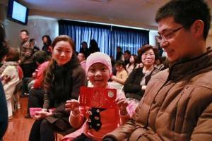 女童開心地展示祈福紅包