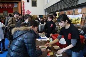 場邊有許多台灣小吃攤位，吸引大家排隊購買