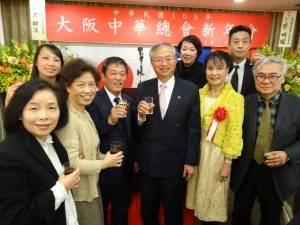 京都華僑總會與蔡處長伉儷合影