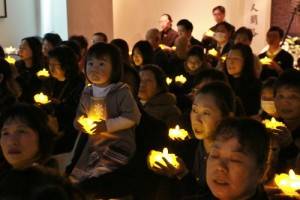 現場有不少全家出動的僑民一起到場祈福感恩