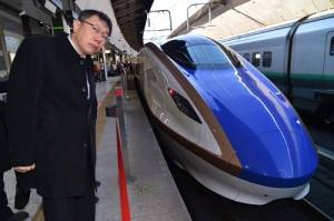 台北市長柯文哲參訪東京車站,觀察新幹線月台(照片提供:台北市政府)