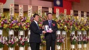 橫濱華僑總會與北市府互換紀念品