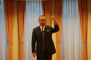 乾杯の音頭をとる日本中華連合総会の毛利友次会長