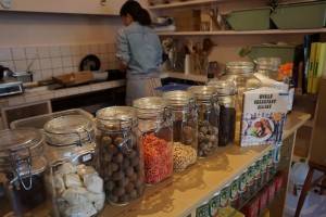 店内には台湾の食材が沢山！台湾の手作りヌガーも販売されている。