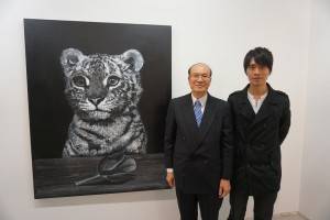 台湾文化センターの朱文清センター長(左)も個展を鑑賞した