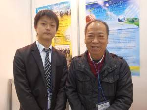 台湾区照明灯具輸出業同業公会の監事会召集人・姚文氏（右）とコーディネーター・康名翔氏（左）