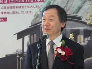 挨拶する原健人副館長
