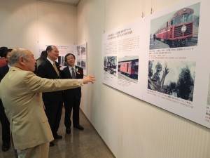 横浜における台湾関係者らが「台湾の鉄道展」を観賞した