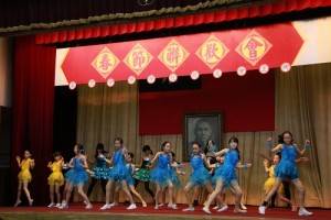 學生奮力舞蹈演出