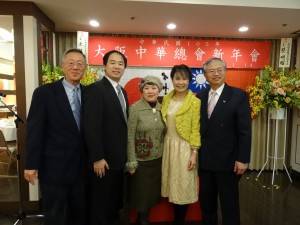 神戶華僑總會與蔡處長伉儷合影