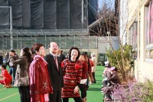 東京中華學校校友會會長陳櫻芳（右）向駐日代表沈斯淳伉儷介紹學生的春節佈置