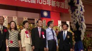 柯市長對舞獅疊羅漢趣味津津