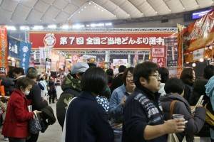 全國丼飯大賽同時舉辦,現場擠滿許多民眾排隊嘗鮮