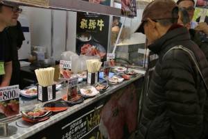 迴轉檯上的飛騨牛肉吸引饕客的注意
