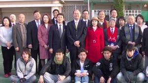 台北駐日經濟文化代表處橫濱分處粘信士處長伉儷升旗典禮後與橫濱僑領合影