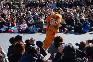 阿布猴也現身新年遊行，活潑地跟民眾互動
