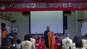 師父帶領佛光會會員們誦經
