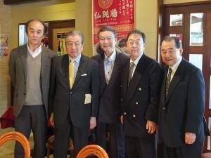 左から「明石元二郎の生涯」著者の清水克之氏、明石元二郎氏の孫・明石元紹氏、元衆議院議員の中津川博郷氏、明石元二郎顕彰会事務局長の不破光一氏、次期理事長の渡辺隆氏